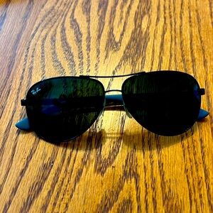 Black Rayban aviator sunglasses